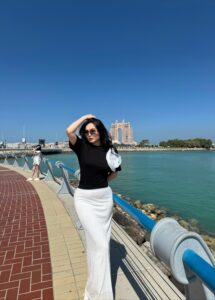 Эскортница Аиша - грудь 4, рост 179 см, вес 67 кг, цвет волос Брюнетки