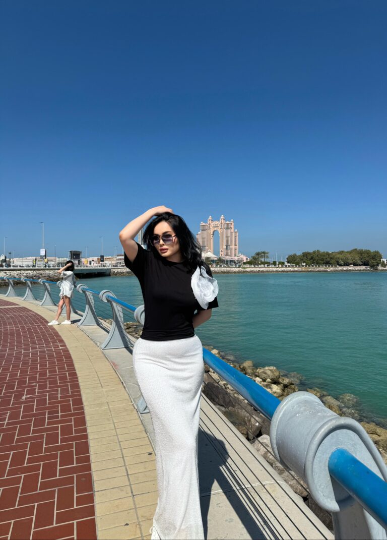 Эскортница Аиша - грудь 4, рост 179 см, вес 67 кг, цвет волос Брюнетки