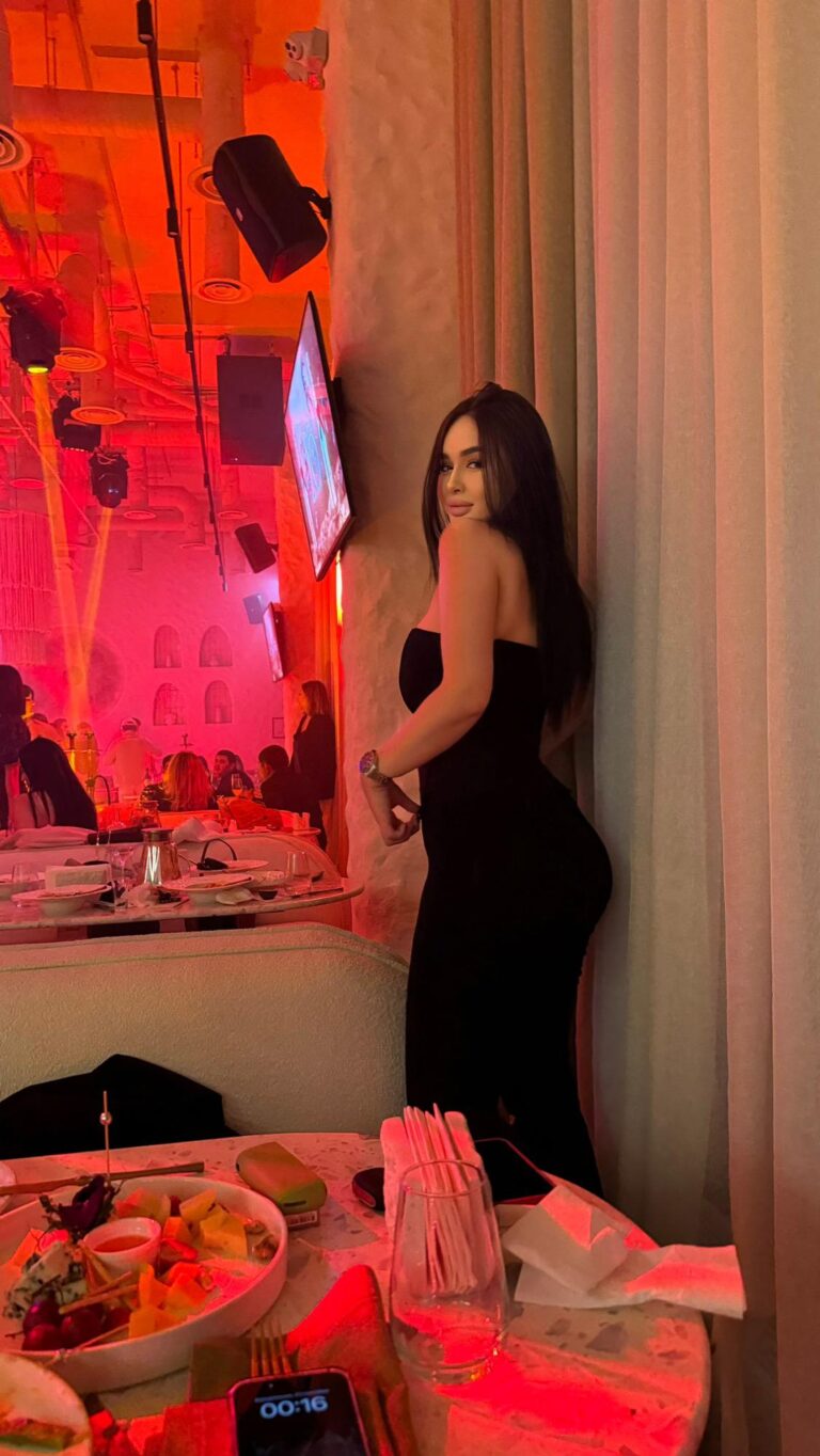 Эскортница Аиша - грудь 4, рост 179 см, вес 67 кг, цвет волос Брюнетки