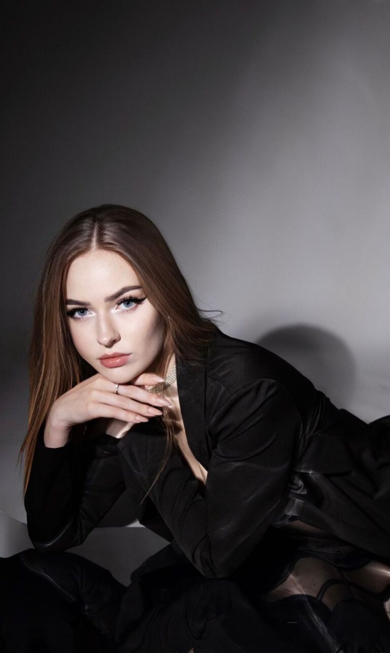 Эскортница Молли - грудь 2, рост 165 см, вес 53 кг, цвет волос Рыжые, этничность Европейская