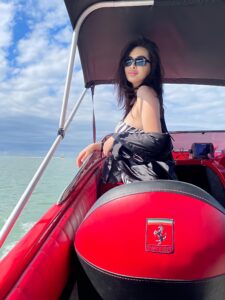 Эскортница Аиша - грудь 4, рост 179 см, вес 67 кг, цвет волос Брюнетки