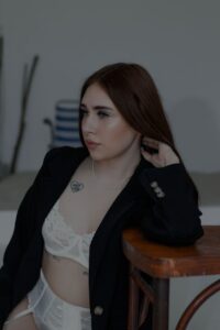 Эскортница Джульетта - грудь 1, рост 160 см, вес 48 кг, цвет волос Брюнетки