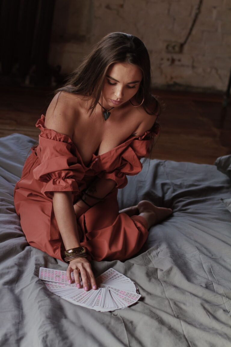 Эскортница Лада - грудь 3, рост 163 см, вес 50 кг, цвет волос Брюнетки, этничность Европейская