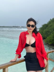 Эскортница Аиша - грудь 4, рост 179 см, вес 67 кг, цвет волос Брюнетки