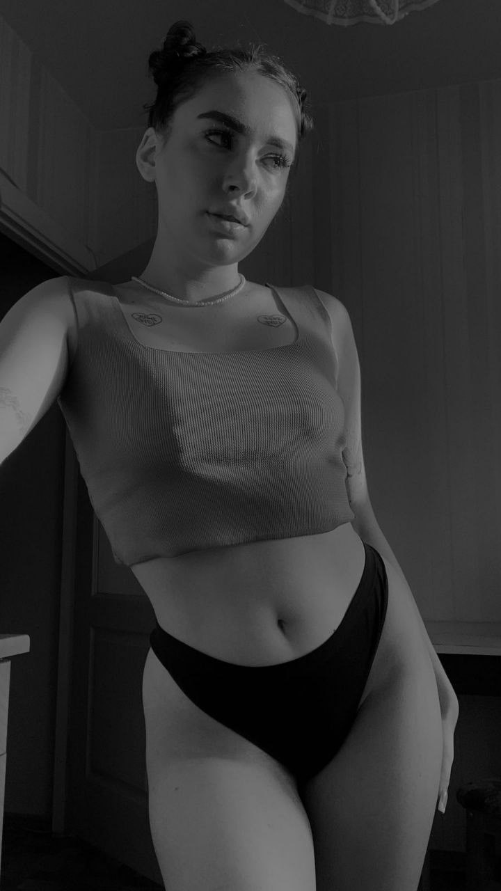 Эскортница Джульетта - грудь 1, рост 160 см, вес 48 кг, цвет волос Брюнетки