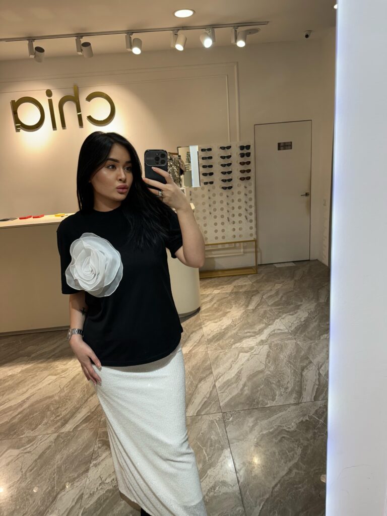 Эскортница Аиша - грудь 4, рост 179 см, вес 67 кг, цвет волос Брюнетки