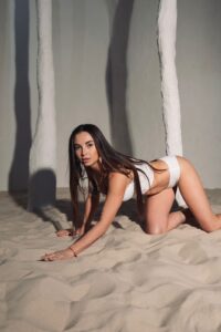 Эскортница Лада - грудь 3, рост 163 см, вес 50 кг, цвет волос Брюнетки, этничность Европейская