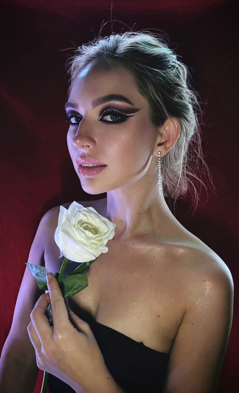 Эскортница Молли - грудь 2, рост 165 см, вес 53 кг, цвет волос Рыжые, этничность Европейская