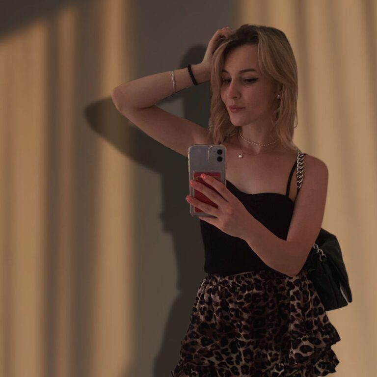 Эскортница Лера - грудь 1, рост 164 см, вес 52 кг, цвет волос Блондинки, этничность Европейская