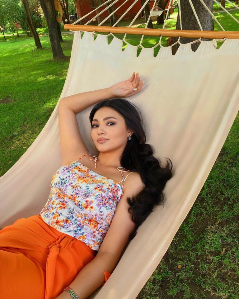 Эскортница Лескен - грудь 1, рост 164 см, вес 50 кг, цвет волос Брюнетки