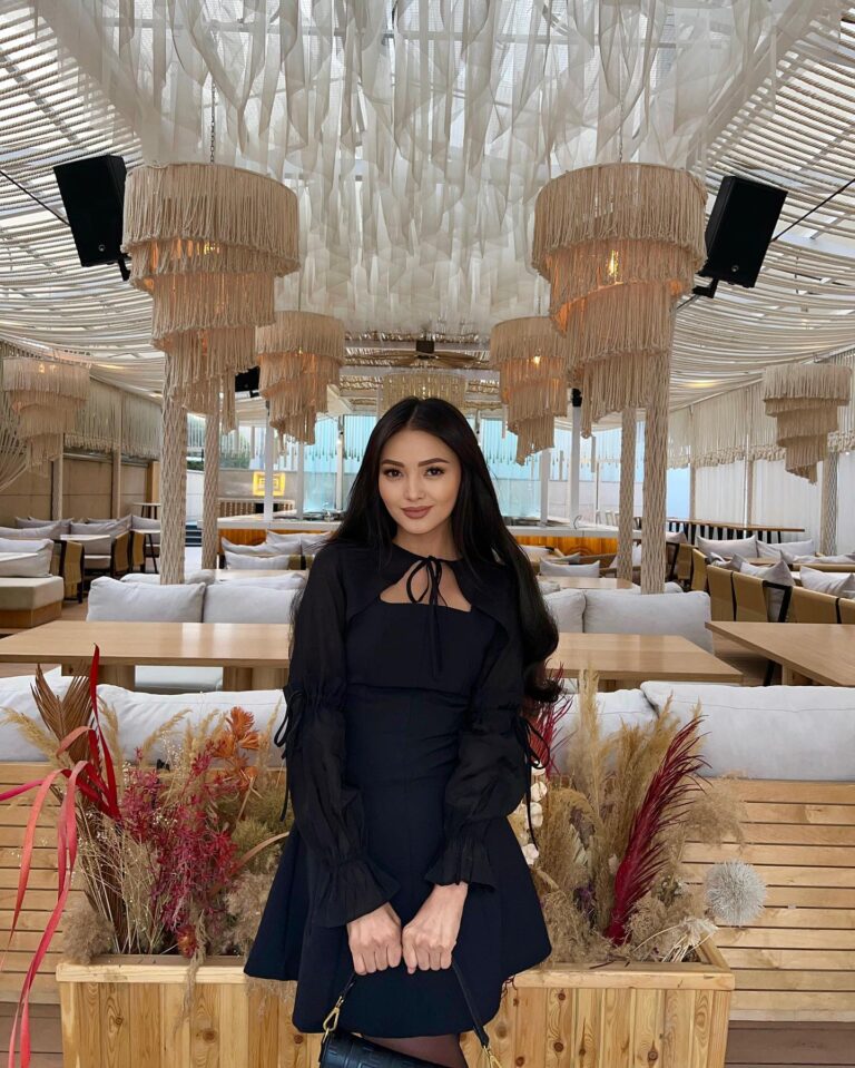 Эскортница Лескен - грудь 1, рост 164 см, вес 50 кг, цвет волос Брюнетки