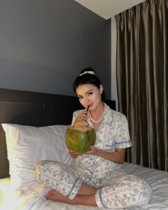 Эскортница Лескен - грудь 1, рост 164 см, вес 50 кг, цвет волос Брюнетки