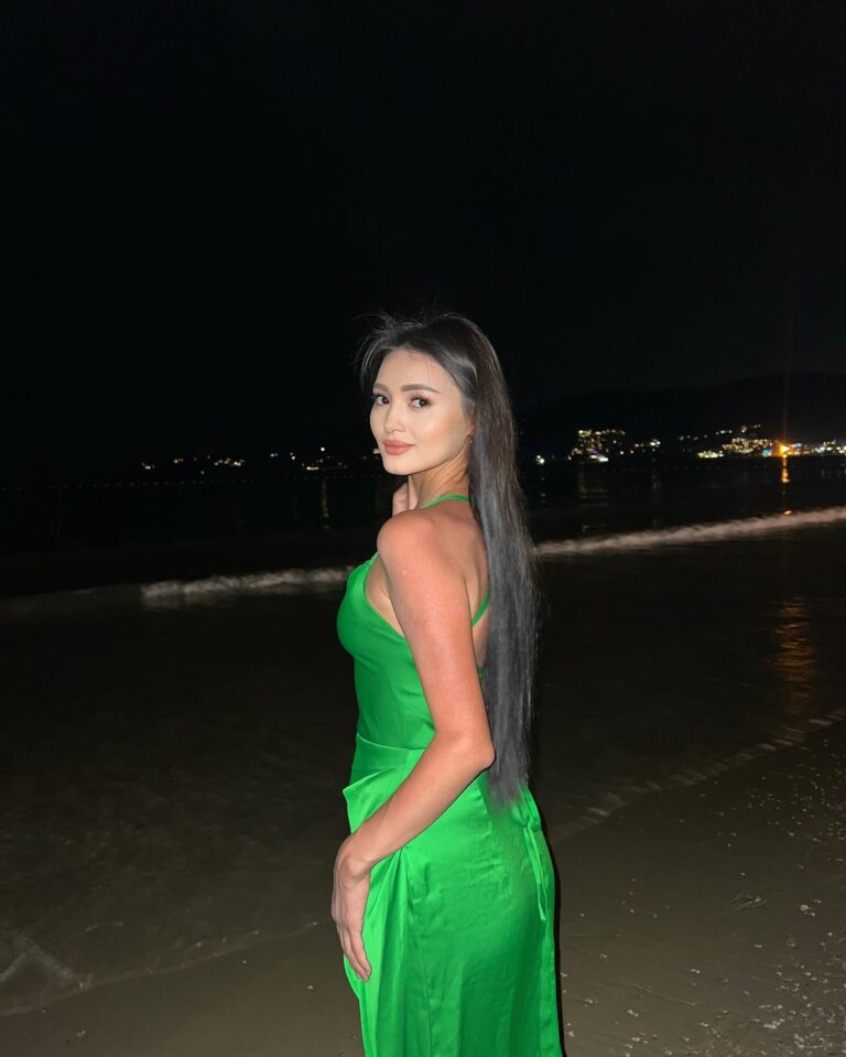 Эскортница Лескен - грудь 1, рост 164 см, вес 50 кг, цвет волос Брюнетки