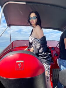 Эскортница Аиша - грудь 4, рост 179 см, вес 67 кг, цвет волос Брюнетки