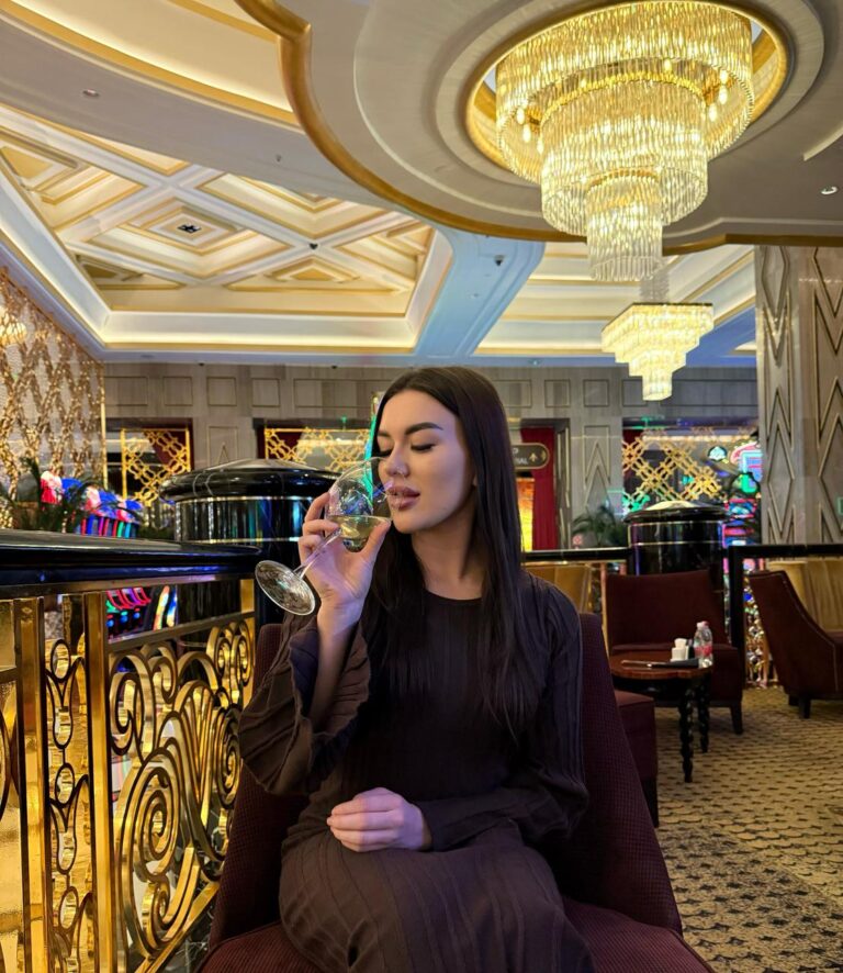 Эскортница Анна - грудь 2, рост 161 см, вес 55 кг, цвет волос Брюнетки, этничность Европейская