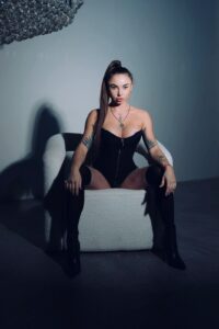 Эскортница Лада - грудь 3, рост 163 см, вес 50 кг, цвет волос Брюнетки, этничность Европейская