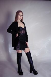 Эскортница Молли - грудь 2, рост 165 см, вес 53 кг, цвет волос Рыжые, этничность Европейская