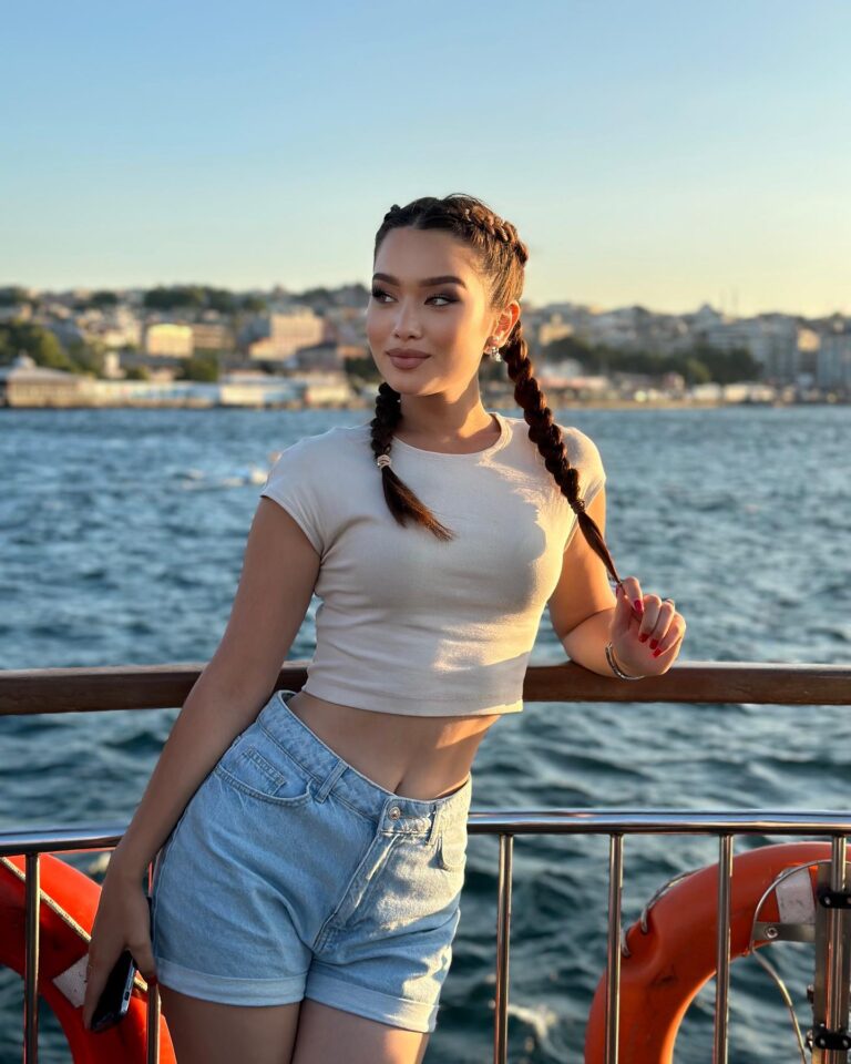 Эскортница Куаныш - грудь 2, рост 172 см, вес 55 кг, цвет волос Шатенки