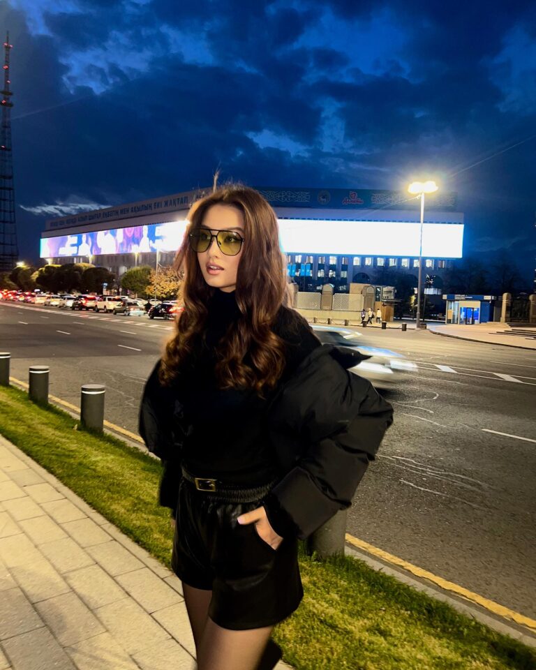 Эскортница Куаныш - грудь 2, рост 172 см, вес 55 кг, цвет волос Шатенки