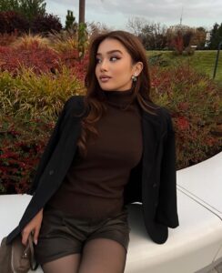 Эскортница Куаныш - грудь 2, рост 172 см, вес 55 кг, цвет волос Шатенки