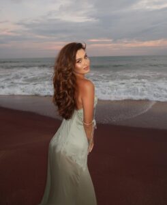 Эскортница Куаныш - грудь 2, рост 172 см, вес 55 кг, цвет волос Шатенки