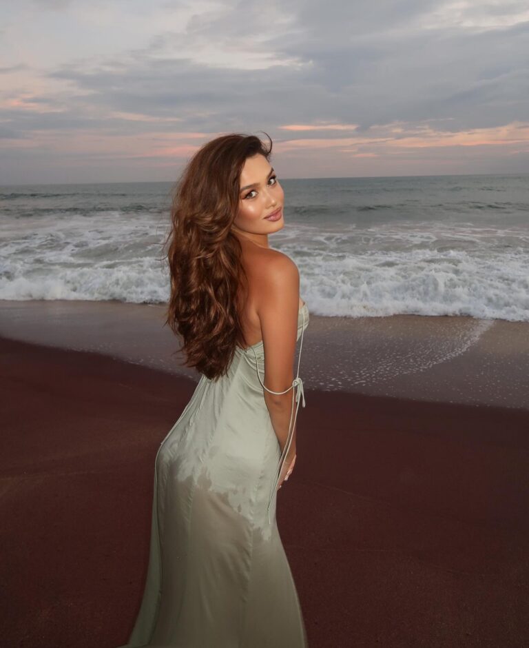 Эскортница Куаныш - грудь 2, рост 172 см, вес 55 кг, цвет волос Шатенки