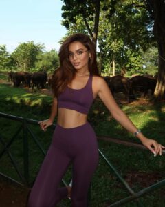 Эскортница Куаныш - грудь 2, рост 172 см, вес 55 кг, цвет волос Шатенки