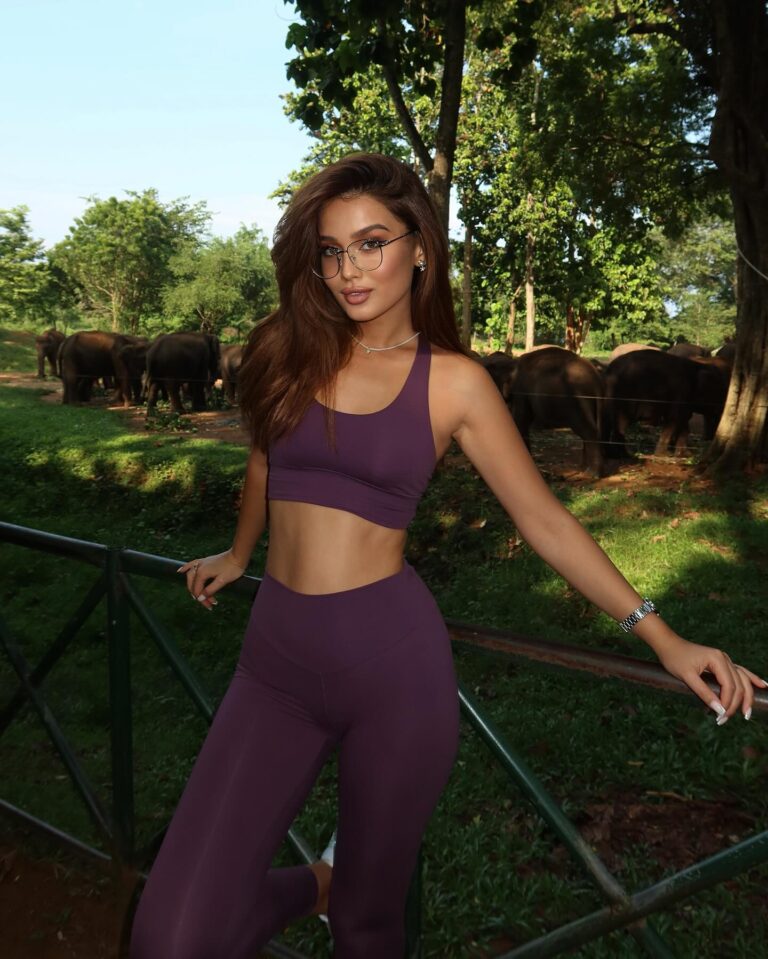 Эскортница Куаныш - грудь 2, рост 172 см, вес 55 кг, цвет волос Шатенки