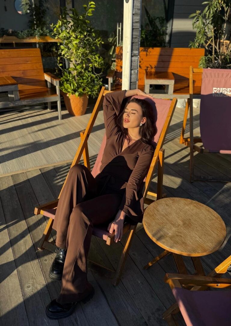 Эскортница Анна - грудь 2, рост 161 см, вес 55 кг, цвет волос Брюнетки, этничность Европейская