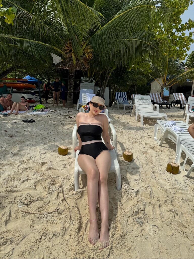 Эскортница Аиша - грудь 4, рост 179 см, вес 67 кг, цвет волос Брюнетки