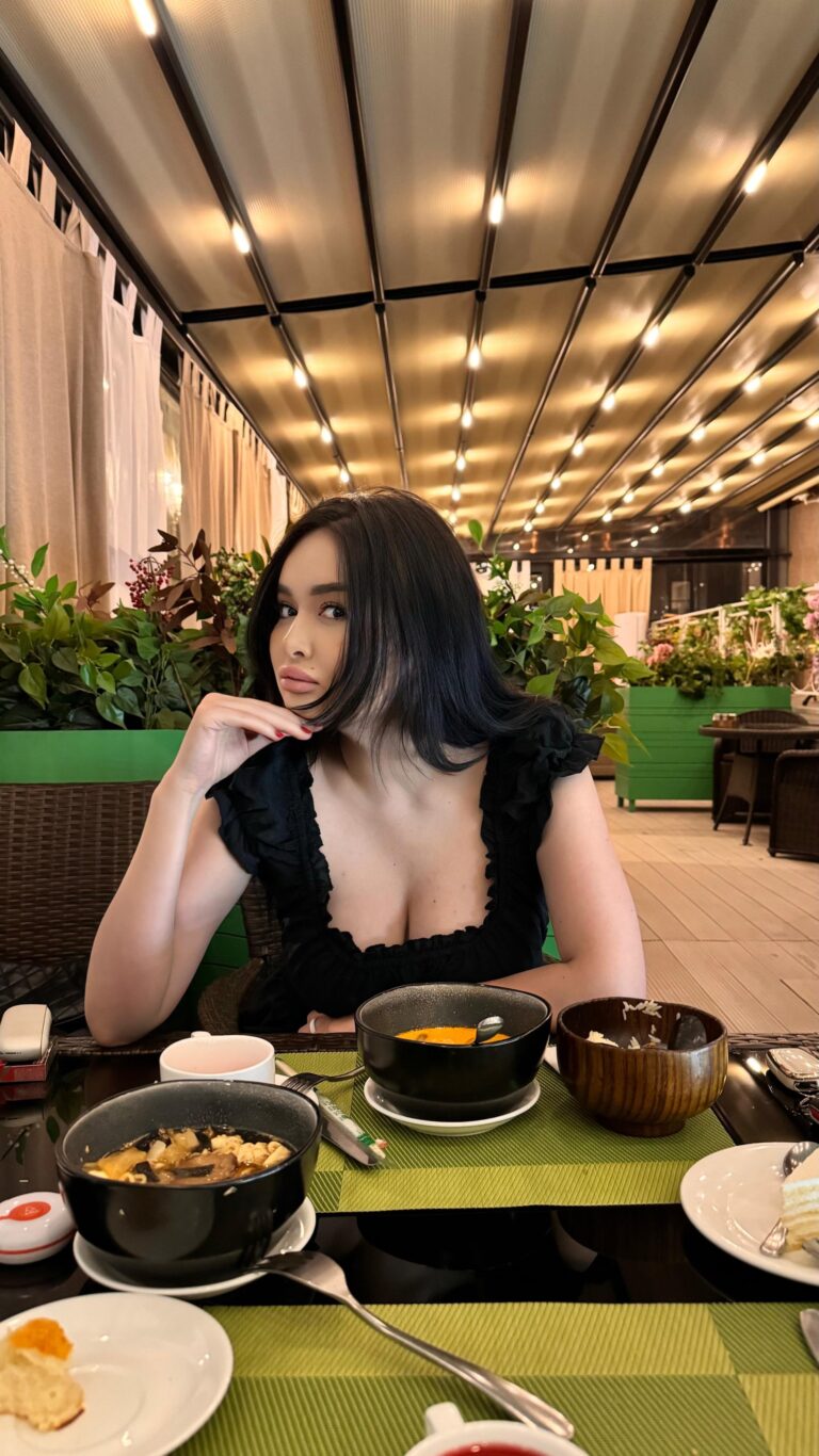 Эскортница Аиша - грудь 4, рост 179 см, вес 67 кг, цвет волос Брюнетки