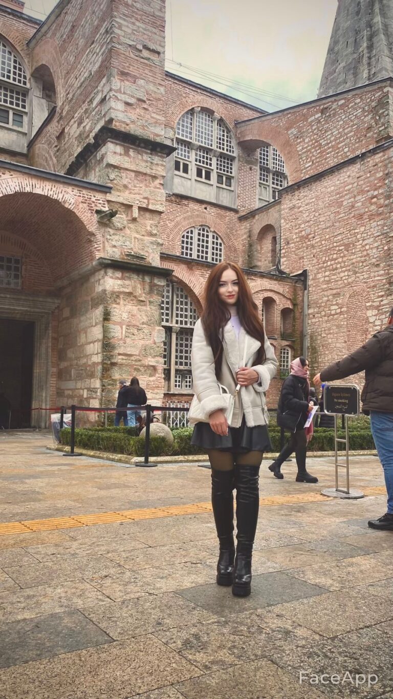 Эскортница Молли - грудь 2, рост 165 см, вес 53 кг, цвет волос Рыжые, этничность Европейская