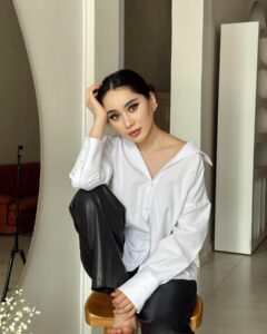 Эскортница Елгуль - грудь 1, рост 165 см, вес 50 кг, цвет волос Брюнетки