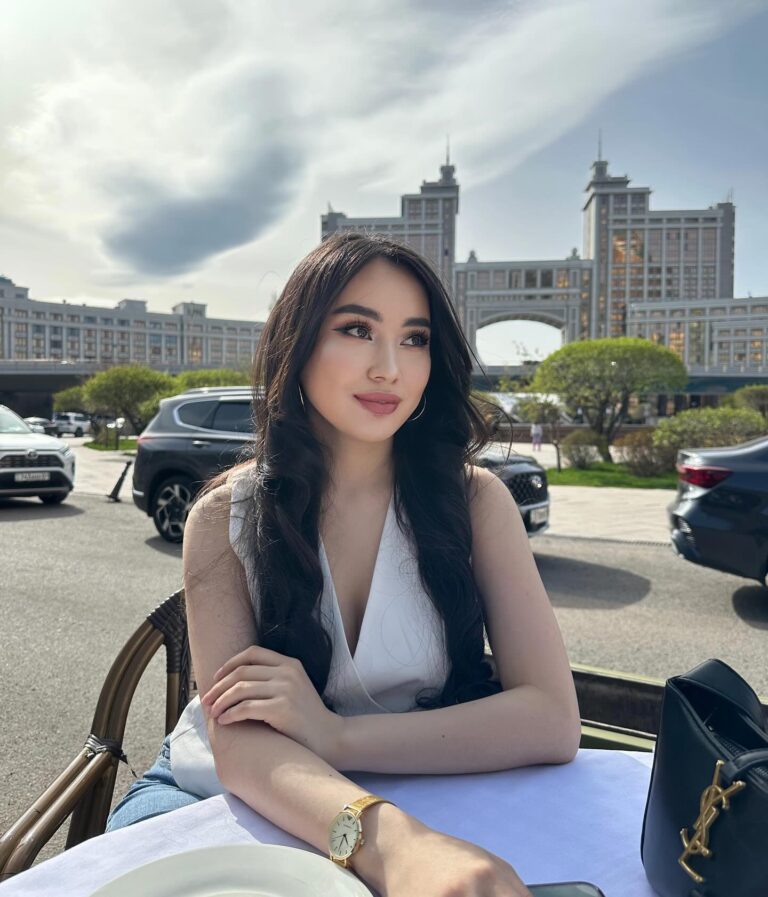 Эскортница Елгуль - грудь 1, рост 165 см, вес 50 кг, цвет волос Брюнетки