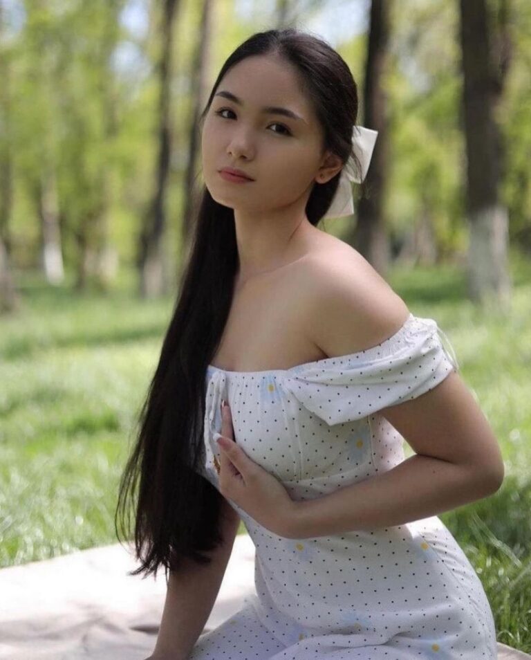 Эскортница Жалиш - грудь 4, рост 171 см, вес 52 кг, цвет волос Брюнетки