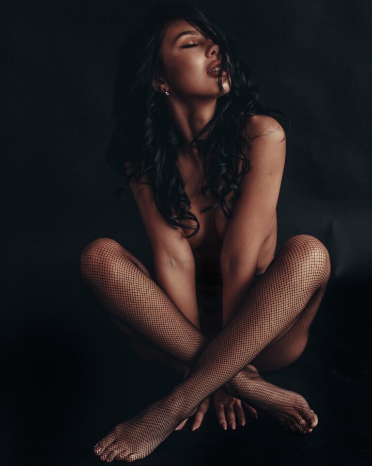 Эскортница Айза - грудь 1, рост 26 см, вес 51 кг, цвет волос Брюнетки