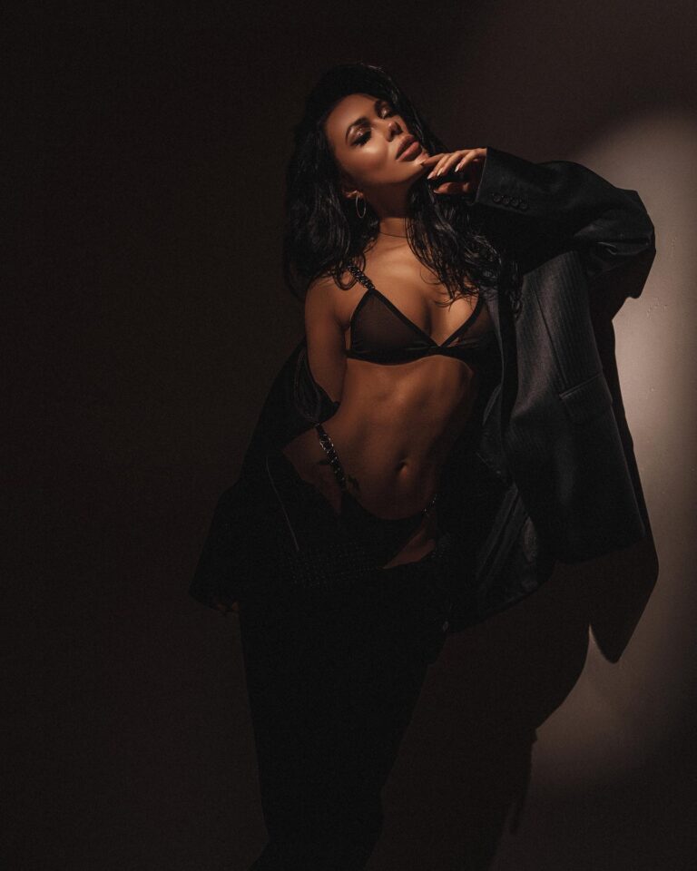 Эскортница Айза - грудь 1, рост 26 см, вес 51 кг, цвет волос Брюнетки