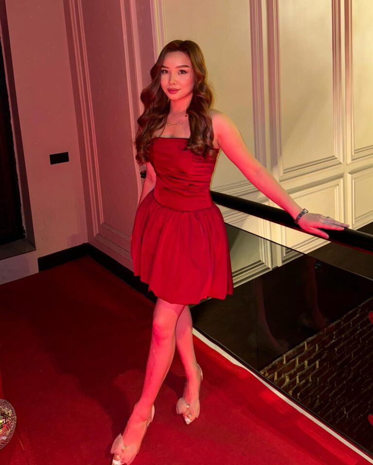 Эскортница Зиягул - грудь 2, рост 167 см, вес 53 кг, цвет волос Шатенки