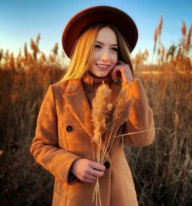 Эскортница Молли - грудь 2, рост 165 см, вес 53 кг, цвет волос Рыжые, этничность Европейская