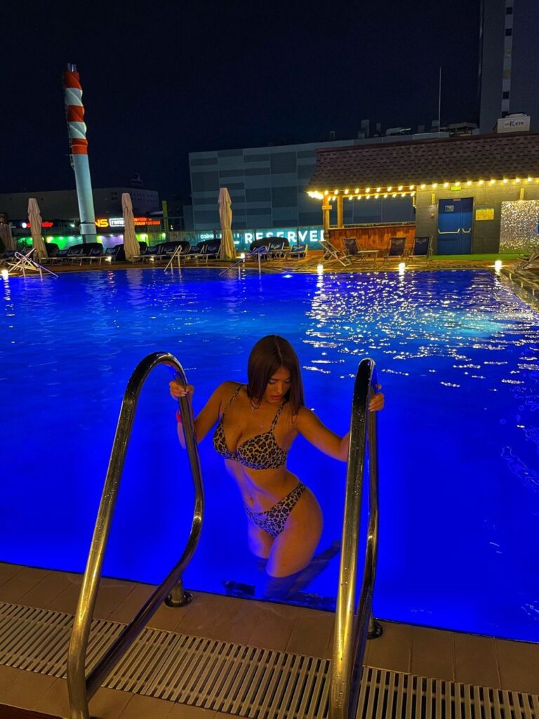 Эскортница Дарья - грудь 3, рост 168 см, вес 57 кг, цвет волос Брюнетки, этничность Европейская