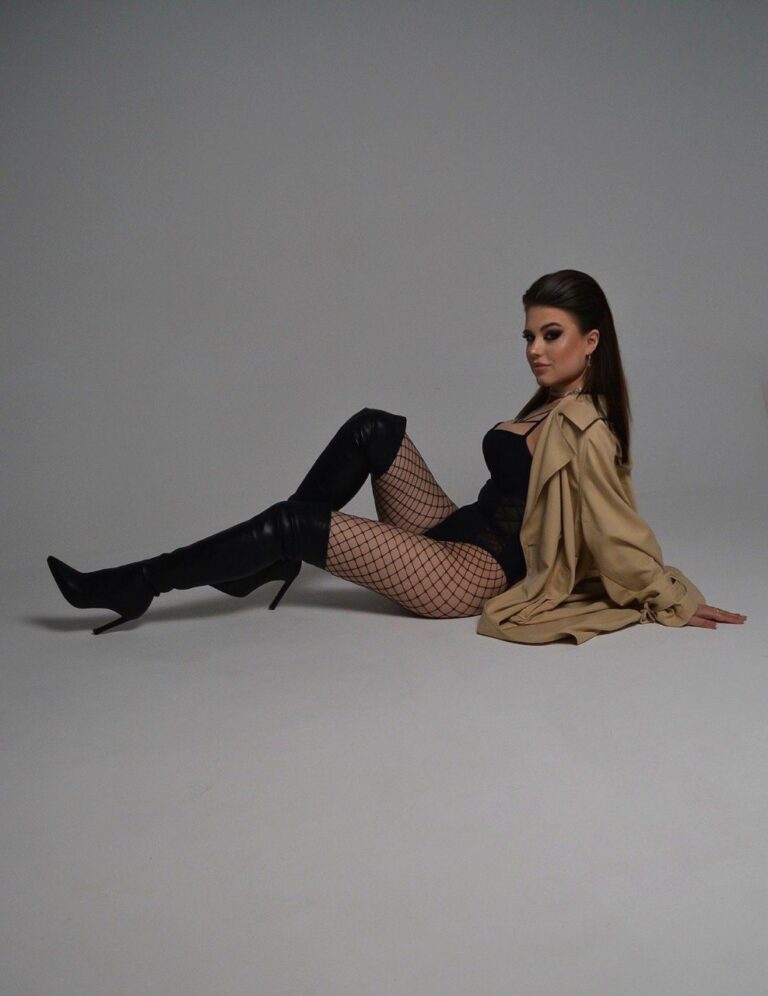 Эскортница Дарья - грудь 3, рост 168 см, вес 57 кг, цвет волос Брюнетки, этничность Европейская