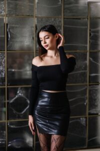 Эскортница Лия - грудь 2.5, рост 173 см, вес 56 кг, цвет волос Брюнетки, этничность Европейская