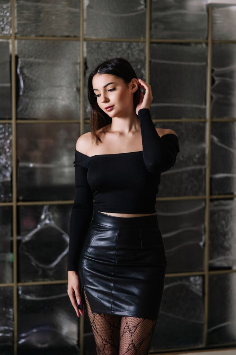 Эскортница Лия - грудь 2.5, рост 173 см, вес 56 кг, цвет волос Брюнетки, этничность Европейская