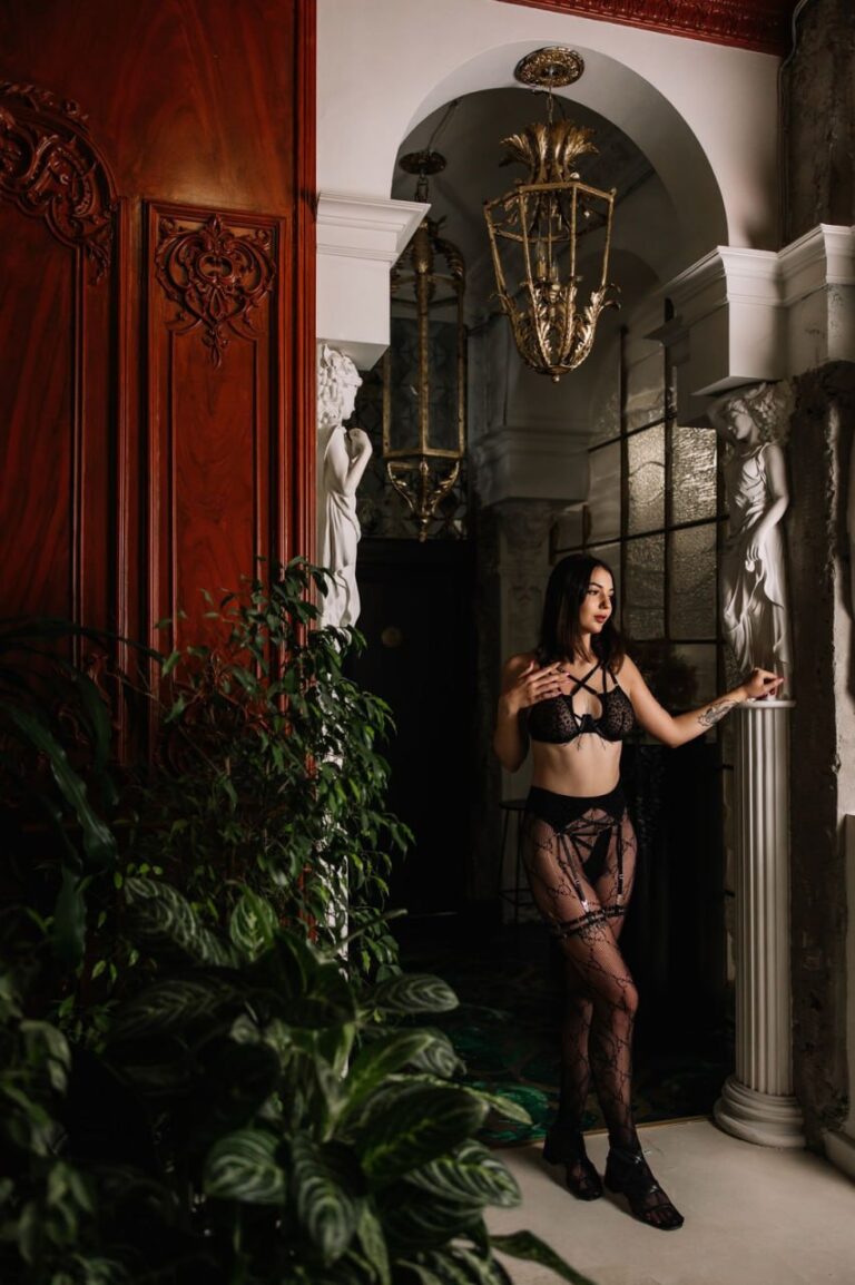 Эскортница Лия - грудь 2.5, рост 173 см, вес 56 кг, цвет волос Брюнетки, этничность Европейская