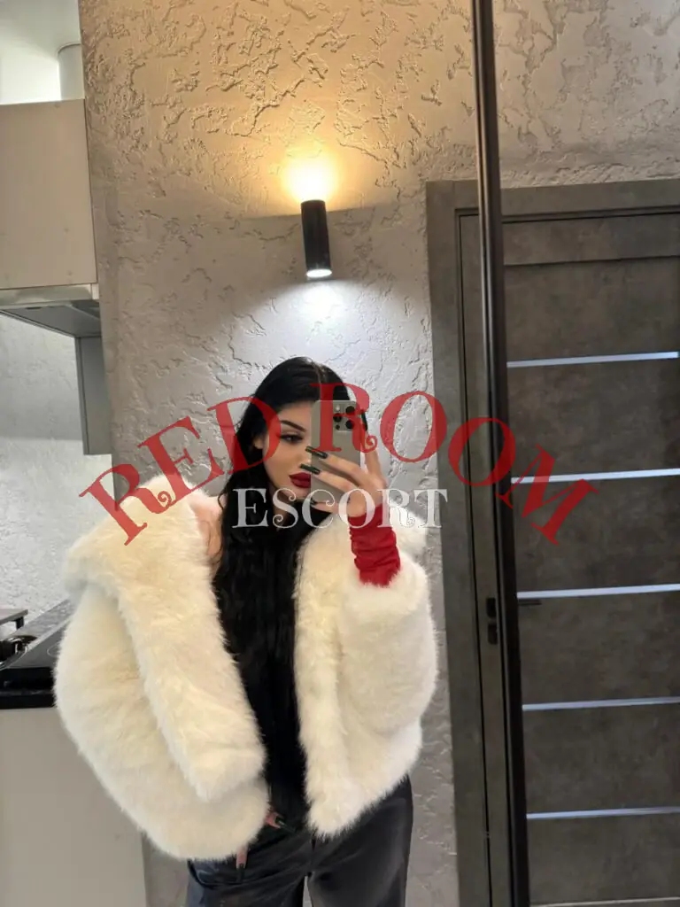 Эскортница Сара - грудь 3, рост 170 см, вес 63 кг, цвет волос Брюнетки, этничность Европейская