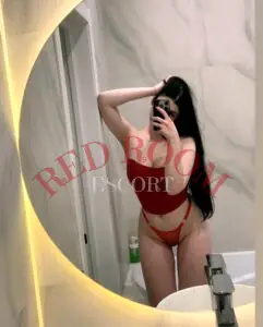 Эскортница Сара - грудь 3, рост 170 см, вес 63 кг, цвет волос Брюнетки, этничность Европейская