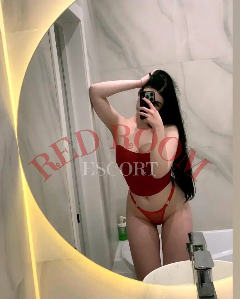 Эскортница Сара - грудь 3, рост 170 см, вес 63 кг, цвет волос Брюнетки, этничность Европейская