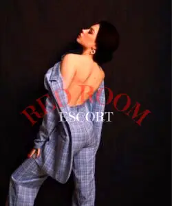 Эскортница Сара - грудь 3, рост 170 см, вес 63 кг, цвет волос Брюнетки, этничность Европейская