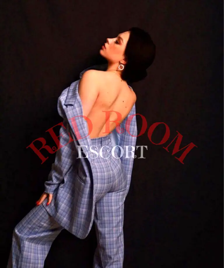 Эскортница Сара - грудь 3, рост 170 см, вес 63 кг, цвет волос Брюнетки, этничность Европейская