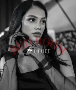 Эскортница Сара - грудь 3, рост 170 см, вес 63 кг, цвет волос Брюнетки, этничность Европейская